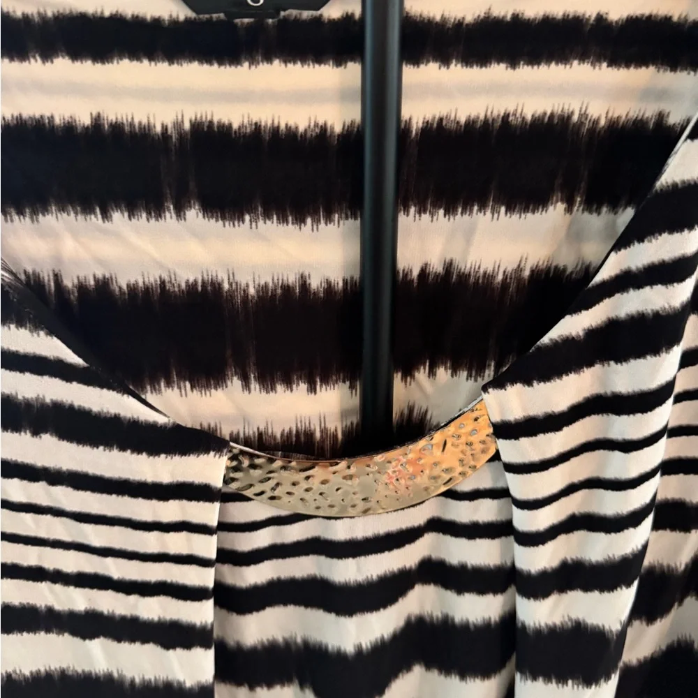 Black and White Striped Sleeveless Top - Picture 2 of 2
